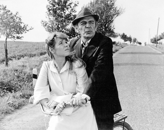 Tchán: Údržbář zemědělských strojů Vavřinec (Josef Bláha) by rád každému rozkazoval. A to i své dceři Štěpánce (Dagmar Veškrnová).