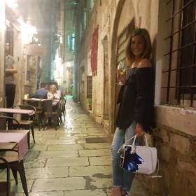 Ve volném čase Doležalová hodně nosí džíny. Chválíme modrobílou kombinaci na kabelce a džínách. Kabelka celý jednoduchý outfit krásně oživila. 