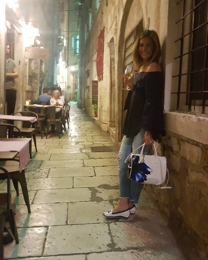 Ve volném čase Doležalová hodně nosí džíny. Chválíme modrobílou kombinaci na kabelce a džínách. Kabelka celý jednoduchý outfit krásně oživila. 