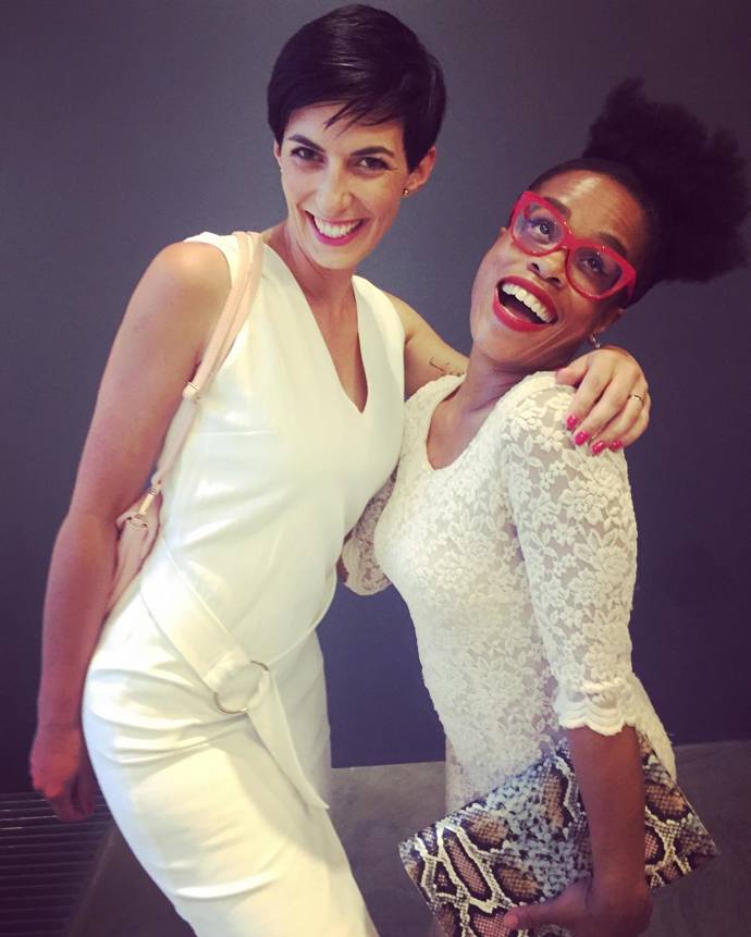 Tyto šaty byly tou správnou volbou! Paní předsedkyni bílá barva sluší. Navíc v přiléhavých šatech vynikne její perfektní postava. Zdobný pásek dodá šatům na zajímavosti. 