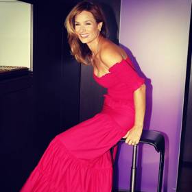 Kláře sluší i maxi šaty. Tyto s odhalenými rameny působí velmi sexy. Co bychom trochu vytknuli jsou zlaté tenisky, které působí lacině. 