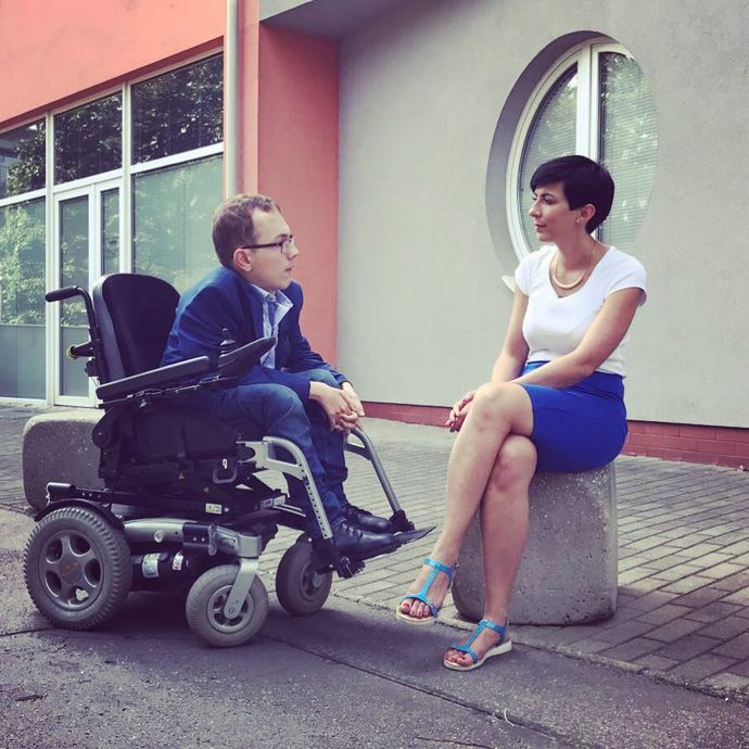 Opět jednoduchý letní model. Na kombinaci bílé a modré není co pokazit. Chválíme dobře zvolený jemný náhrdelník. 