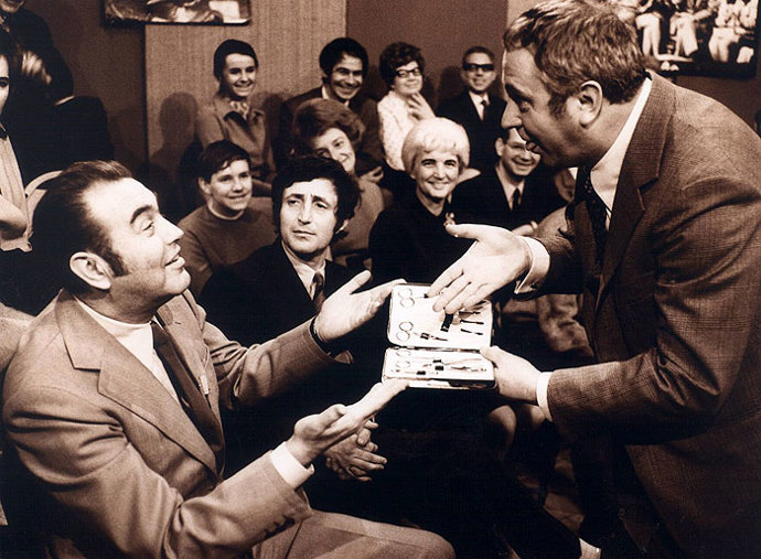 Vysílalo se pouze 12 epizod. S nástupem normalizace byl pořad pozastaven. Na obrazovky se vrátil až po revoluci.