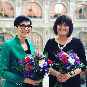 Klasické černé šaty se zeleným sakem. Markéta Pekarová Adamová si potrpí na jednoduchý styl a přeplácané kombinace rozhodně nepatří mezi její oblíbené. 