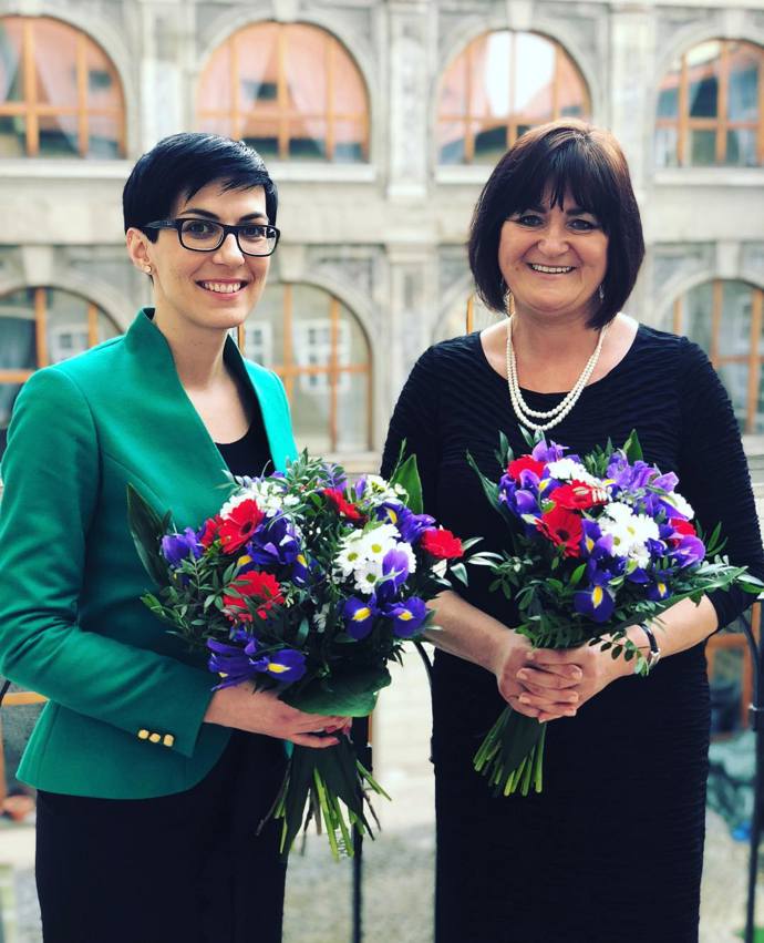 Klasické černé šaty se zeleným sakem. Markéta Pekarová Adamová si potrpí na jednoduchý styl a přeplácané kombinace rozhodně nepatří mezi její oblíbené. 