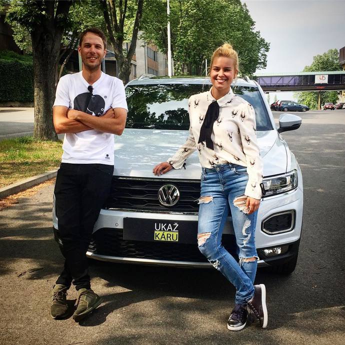 Úsměv je pro Patricii charakteristický. Usměvavou ji vidíme prakticky pořád. Outfit na této fotce chválíme. Zajímavá košile, kterou oživí vzor a mašle u krku. Roztrhané džíny jsou trendy, ale i s těmi by se dalo šetřit. 