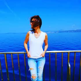 Tomuto outfitu není co vytknout. Skvěle sladěné barvy - modrá a bílá nikdy nezklamou. Dobrá volba na volnočasového oblečení.