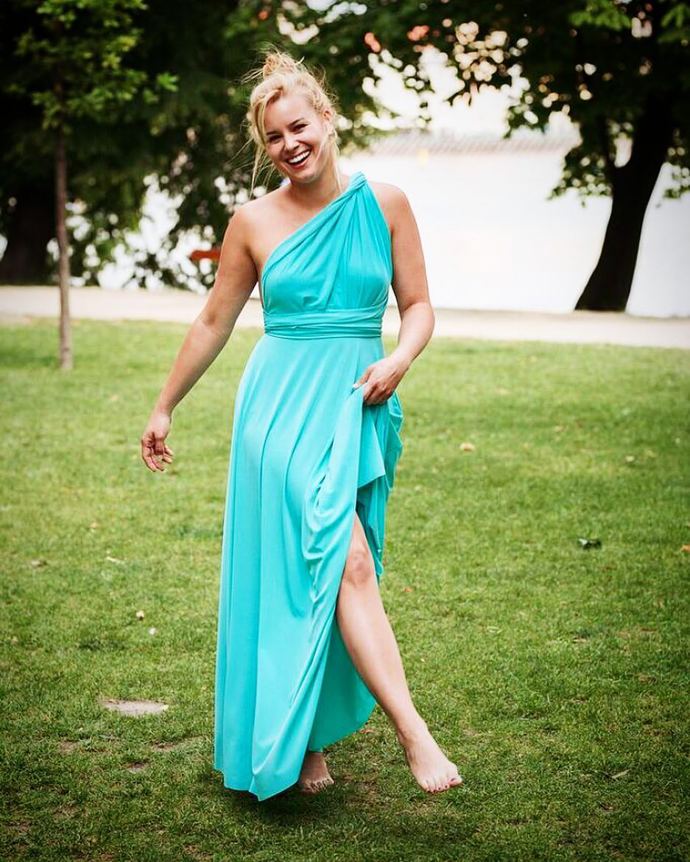 Pastelové barvy herečce sluší. Mintové šaty jsou proto skvělou volbou. Splývavý antický styl dodá jednoduchým šatům na zajímavosti. 