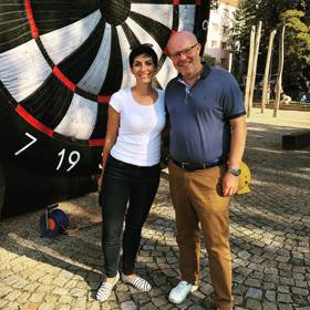 I ve volném čase to politička s extravagancí rozhodně nepřehání. Kombinace bílá a černá je prostě nesmrtelná.