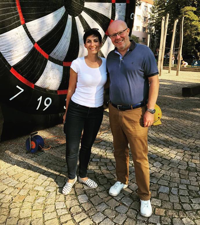 I ve volném čase to politička s extravagancí rozhodně nepřehání. Kombinace bílá a černá je prostě nesmrtelná.