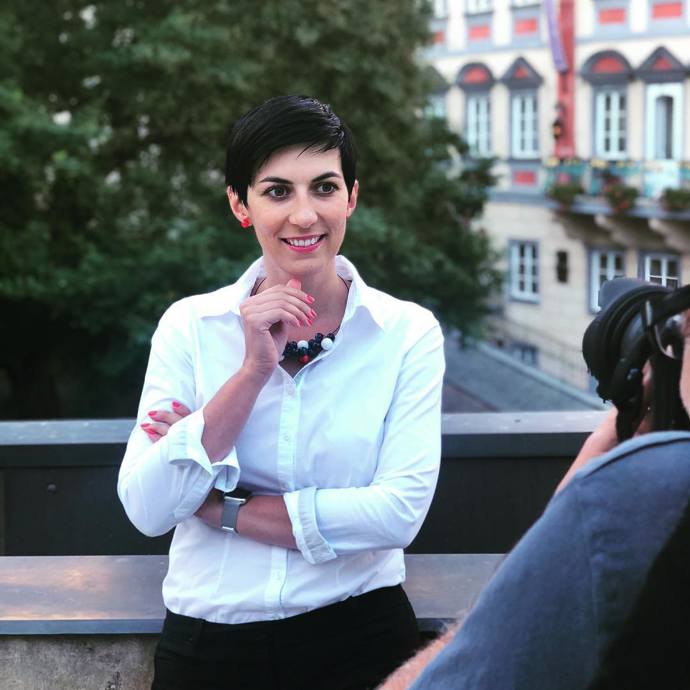 Paní Markéta je typem ženy, které velmi sluší pánský styl. Proto budou mít košile a kalhoty vždy úspěch. Chválíme zajímavý náhrdelník. 