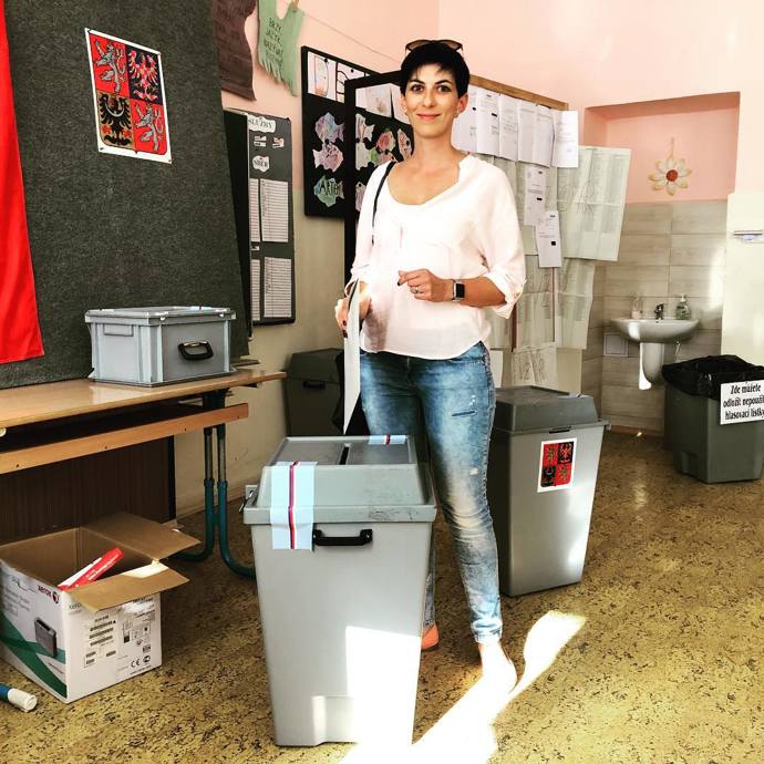 Ač politička preferuje spíše tmavší barvy, v růžové halence a džínách chybu neudělala. 