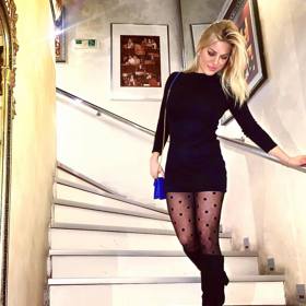 Malé černé jsou nezbytnou součástí šatníku každé ženy. Chválíme vhodně zvolené puntíkaté silonky, které outfit oživily. To samé modrá kabelka. 