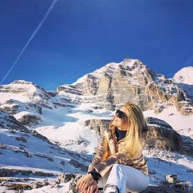 I na horách je moderátkorka díky zářivé bundě k nepřehlédnutí. Bílé kalhoty a výrazná bunda. Proč nevyrazit na lyžovačku v oblečení které jde s dobou? 