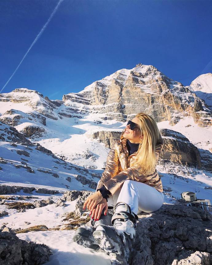 I na horách je moderátkorka díky zářivé bundě k nepřehlédnutí. Bílé kalhoty a výrazná bunda. Proč nevyrazit na lyžovačku v oblečení které jde s dobou? 