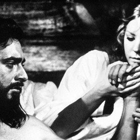 Když ale skončilo natáčení, stihla ji velká tragédie: zemřeli jí oba rodiče.