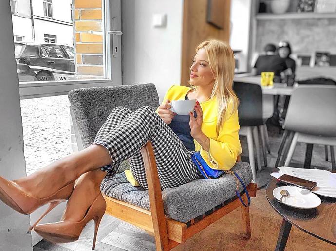 Chválíme zapojení barviček do outfitu. Nicméně všeho s mírou. V tomto případě má každý kousek jinou barvu. Co spíše zvolit černé boty a nechat barevně vyznít pouze žluté sako?