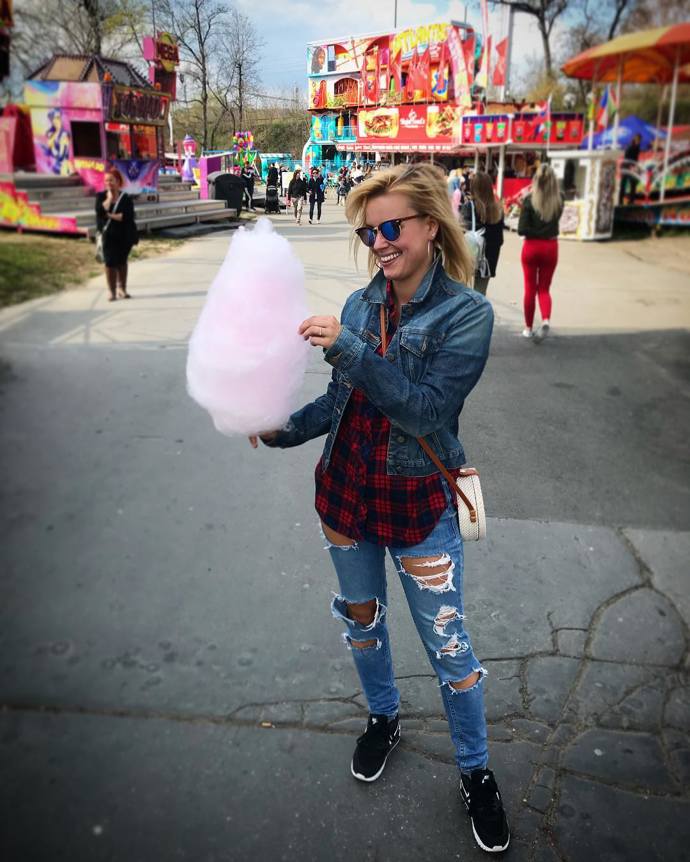 Károvaná košile, džínová bunda a roztrhané džíny. Tady může být Patricie příkladem nadčasového šatníku. Co by se dalo trochu omezit jsou díry na džínách. 