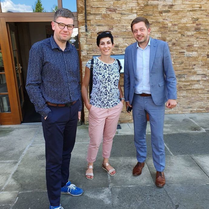 Vzorované tričko? Proč ne! Skvělý ležérní outfit na nedělní procházku. 