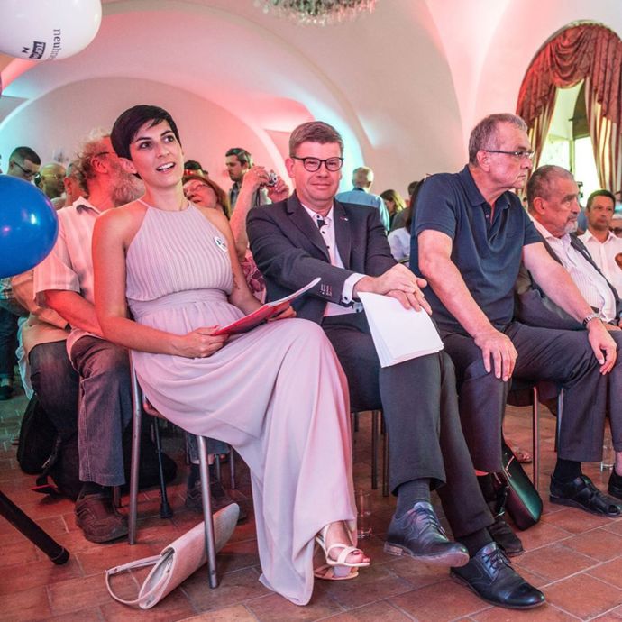 Správně by měla mít Pekarová Adamová ramena zakrytá. Nicméně chválíme výběr světlých šatů, které doplnila bílými boty na podpatku. 