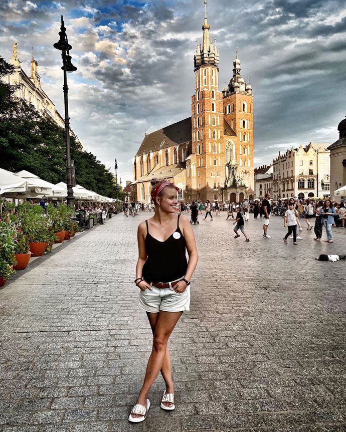 Černobílý outfit v podobě minikraťásků a tílka je skvělou volbou do horkých letních dnů. Co bychom vyměnili jsou nazováky, které se spíše hodí na zahradu než na procházku do centra. 