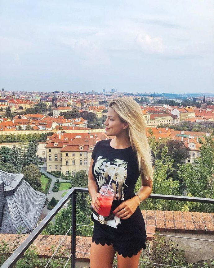 Na procházku po Praze stylově. Opět oblíbená černá. Skvělé, že Eva černou nudu rozbila tričkem s výrazným motivem a černobílou ledvinkou, která je na potulování po městě ideální. 