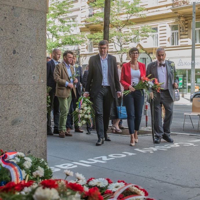 Ač máme radost, když paní předsedkyně zvolí světlé barvy, v tomto případě bychom k celému outfitu dali jiné lodičky Co třeba v barvě saka, aby ji rozsvítily? 