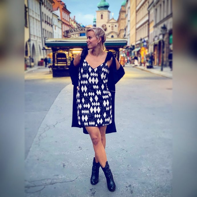 Černobílá vzorovaná kombinace, která šaty oživila. Patricie v nich ale působí trochu utopeně. Má pěknou postavu, tak proč se s ní nepochlubit? 