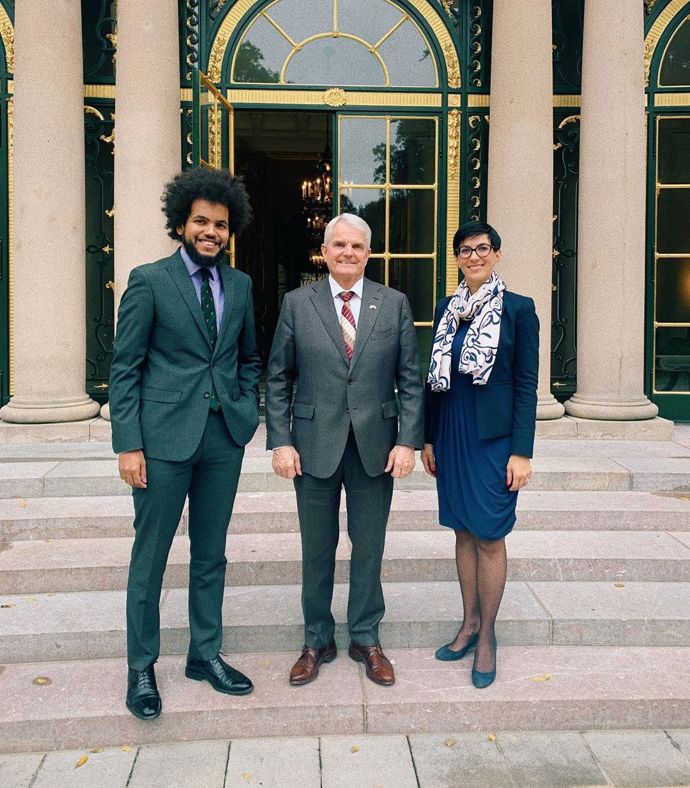 Tady vidíme boty sladěné se šaty a doplněné o oblíbené sako. Co bychom rozhodně nechali doma je šála, která outfitu nijak nepomáhá a působí křiklavým dojmem. 