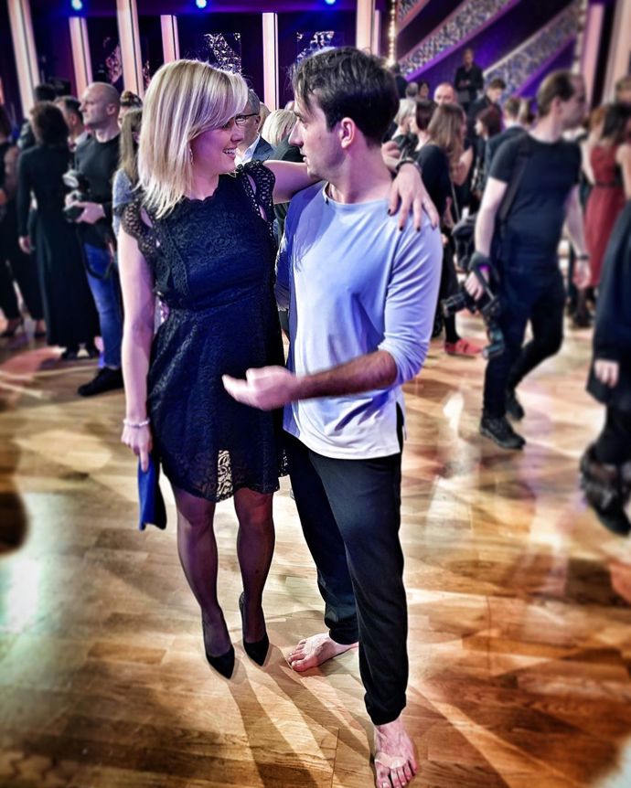 Krajkované černé šaty, které neurazí ani nenadchnou. 