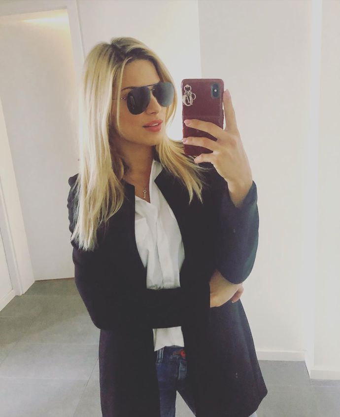 V tomto případě Eva spojila několik nesmrtelných klasik, které tu budou pořád. Bílá košile, černé sako a džíny. 