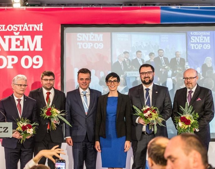 Pouzdrové šaty a sako. V tomto provedení bude Markéta Pekarová Adamová vždy za dámu. 