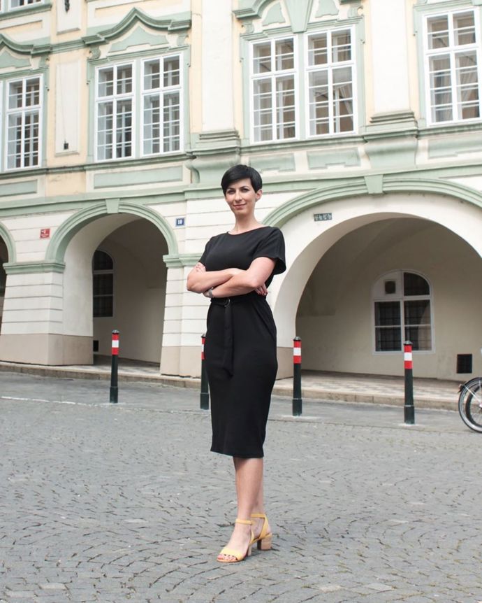 Co bychom tomuto modelu vytkli, jsou boty. Spíše než páskové bychom sáhli po lodičkách.