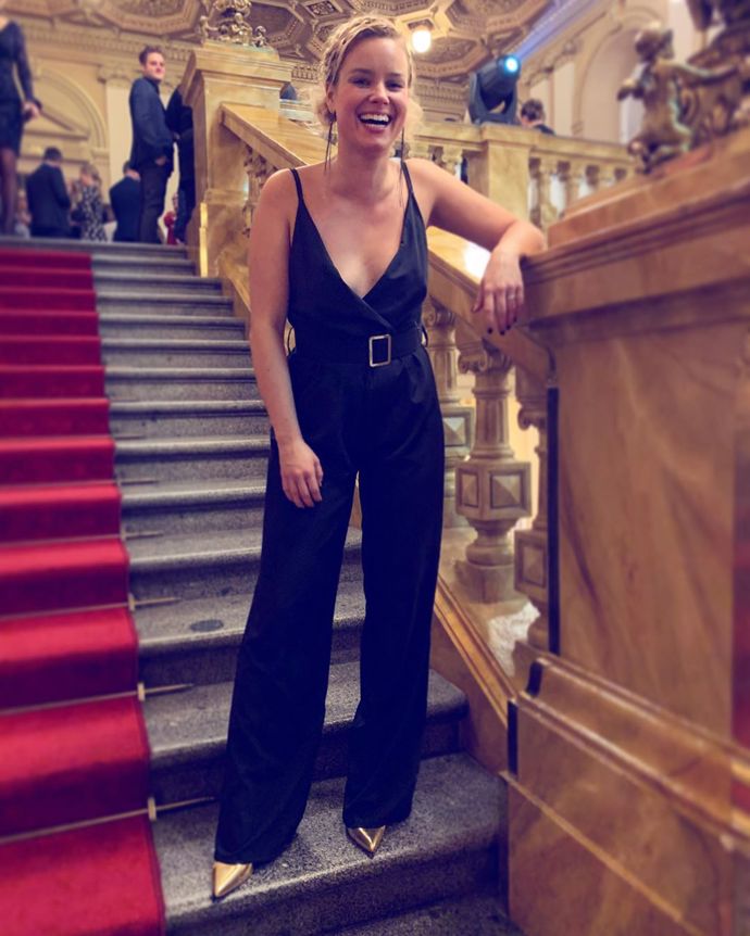 Tento overal s velkým výstřihem nebyl moc dobrou volbou. A to z toho důvodu, že ho nemá Patricie čím vyplnit. 