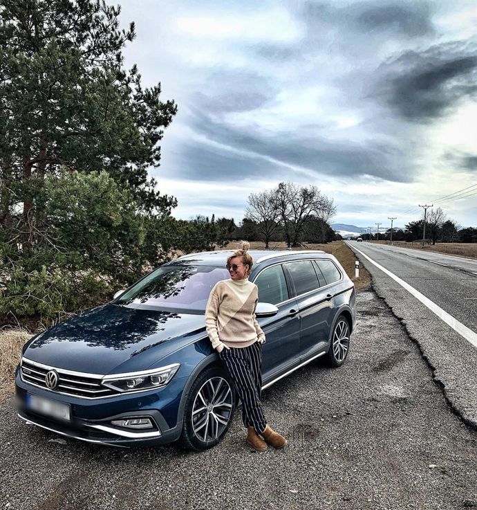 K těmto černým kalhotám a béžovým botám bychom zvolili spíše jednoduchý svetr bez vzorů.