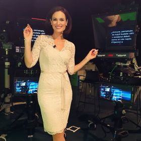 Moderátorka i přes svůj věk působí holčičím dojem. Ten podtrhávají jemné krajkové šaty. Jelikož má perfektní postavu, nemusí se bát přiléhavých kousků.