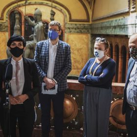 Oblíbený pánský styl. Za nás ano, a velmi chválíme výběr košile. Mašle celý outfit oživí a již není potřeba žádných zbytečných doplňků.