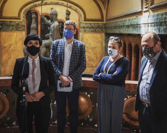 Oblíbený pánský styl. Za nás ano, a velmi chválíme výběr košile. Mašle celý outfit oživí a již není potřeba žádných zbytečných doplňků.