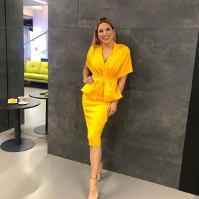 Takhle Eva Perkausová moderovala první vysílání pořadu Showtime na CNN Prima News. Vzhledem k její perfektní postavě si může tento typ šatů dovolit. Chválíme výraznou barvu, která Evu rozzářila. Zvířecí vzor na botech celý outfit doplnil.