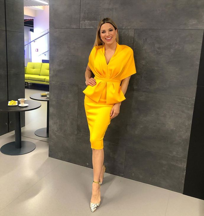 Takhle Eva Perkausová moderovala první vysílání pořadu Showtime na CNN Prima News. Vzhledem k její perfektní postavě si může tento typ šatů dovolit. Chválíme výraznou barvu, která Evu rozzářila. Zvířecí vzor na botech celý outfit doplnil.