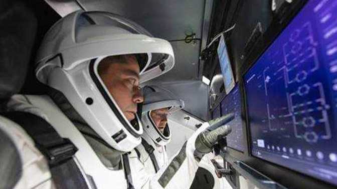 Astronauti NASA: vlevo Bob Behnken a Doug Hurley