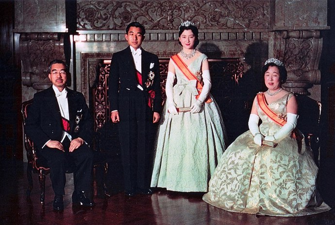 Císařovna Mičiko si vzala v roce 1959 za muže císaře Akihita vzala si na sebe róbu známou pod názvem jūnihitoe. Tento tradiční japonský oděv, který byl typický pro dámy z vyšší společnosti, není vůbec jednoduché nosit, jelikož má na sobě až dvanáct různého oblečení. 