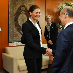 Korunní princeznu tak její rodiče od malička připravovali na její významnou roli. Od svých dvou let byla malá princezna ve středu zájmu médií a veřejnosti, kteří sledovali její vývoj a osobní život.