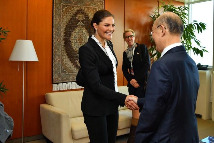 Korunní princeznu tak její rodiče od malička připravovali na její významnou roli. Od svých dvou let byla malá princezna ve středu zájmu médií a veřejnosti, kteří sledovali její vývoj a osobní život.