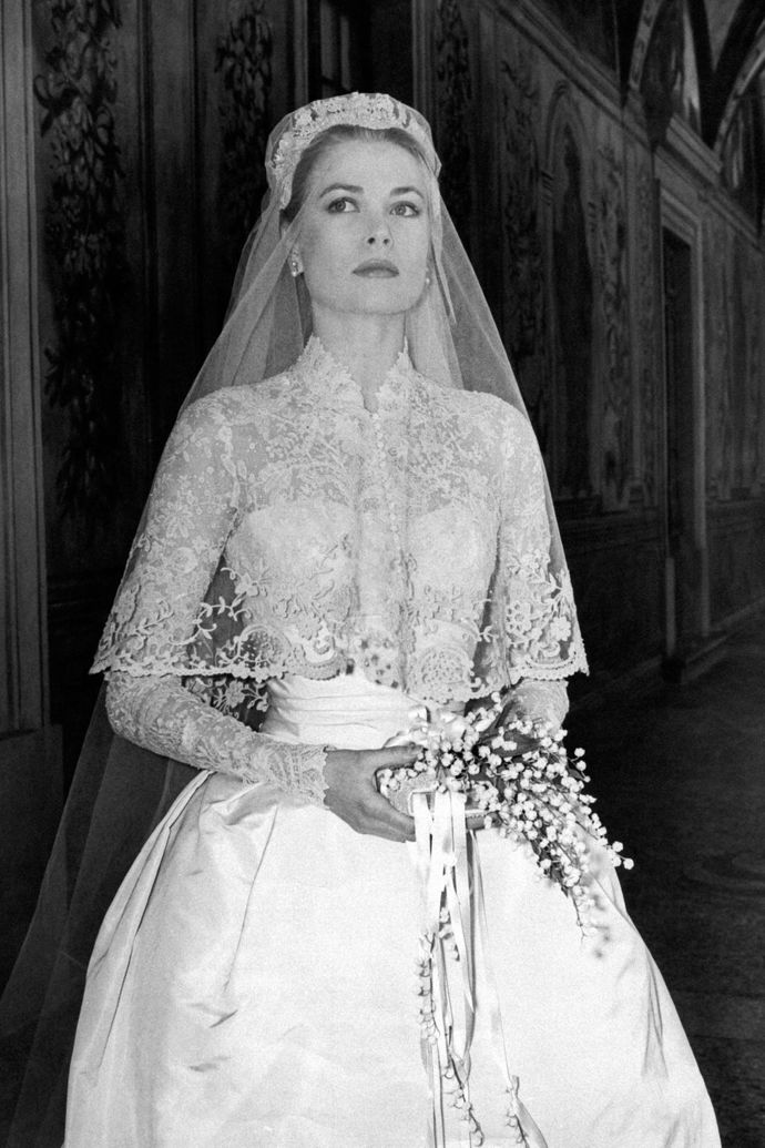 Helen Rose se s vervou zhostila svého úkolu a vytvořila šaty, které se hodí k opravdové princezně. Dlouhá bílá svatební róba Grace Kelly se tak mohla pyšnit živůtkem posetým perlami a pravou bruselskou krajkou.