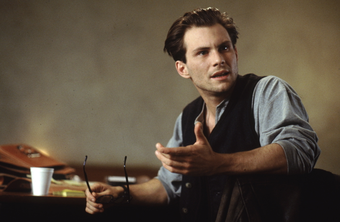 Christian Slater nahradil Rivera Phoenixe, který se natáčení bohužel nedožil.