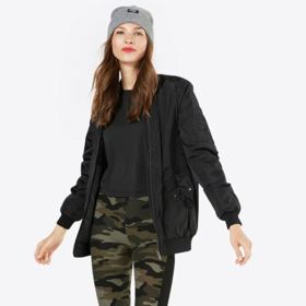 Pokud máte ráda extravaganci, zkuste maskáčové legíny. Nezapomeňte, že legíny s různými vzory vás budou opticky rozšiřovat. 