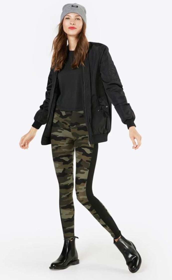 Pokud máte ráda extravaganci, zkuste maskáčové legíny. Nezapomeňte, že legíny s různými vzory vás budou opticky rozšiřovat. 