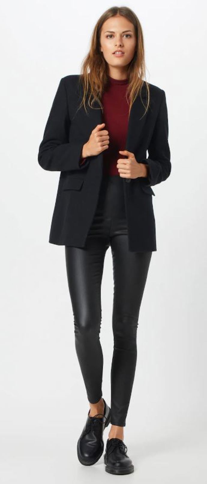 Černé legíny jsou klasika. K nim pak můžete doladit téměř cokoliv. Delší sako, tuniku či košili. 