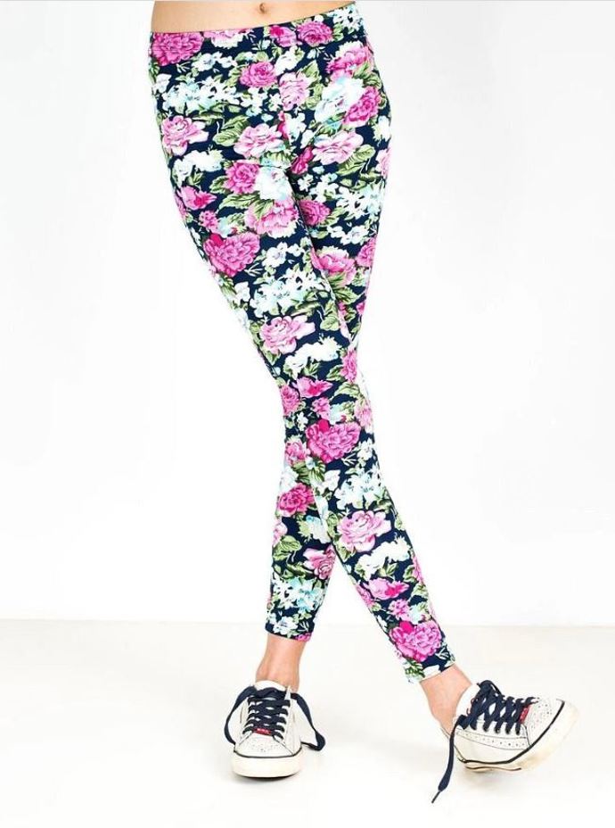 Co se týče obutí, tak nejvhodnější jsou boty na vysokém podpatku, kotníkové boty či baleríny. 